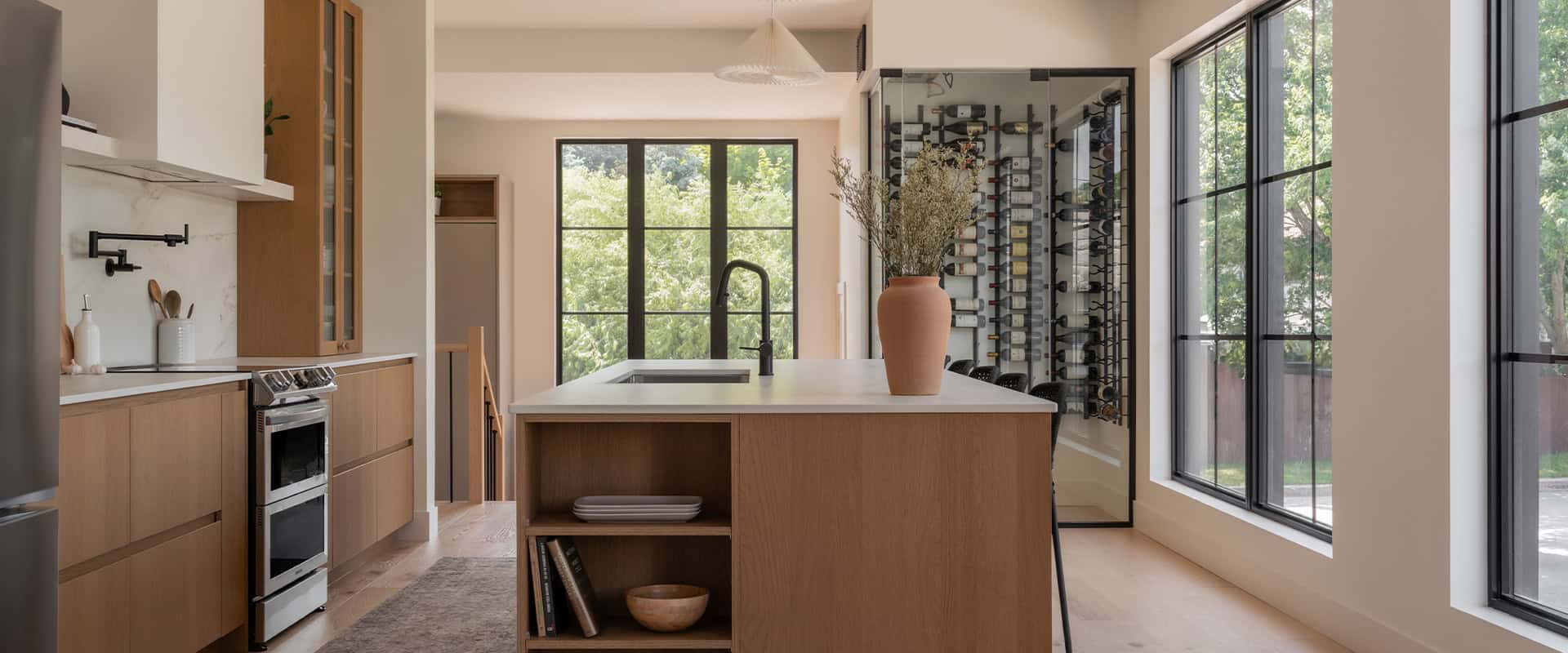 Vue d’une cuisine moderne du projet Brunet, avec un design épuré et une conception sur mesure.